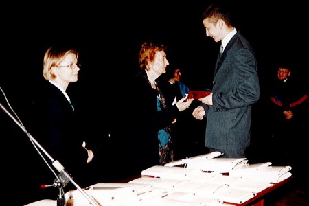 Maria Jaczynowska w czasie uroczystości wręczenia dyplomów magisterskich; Toruń; 2001 (Fotokronika IHiA) 